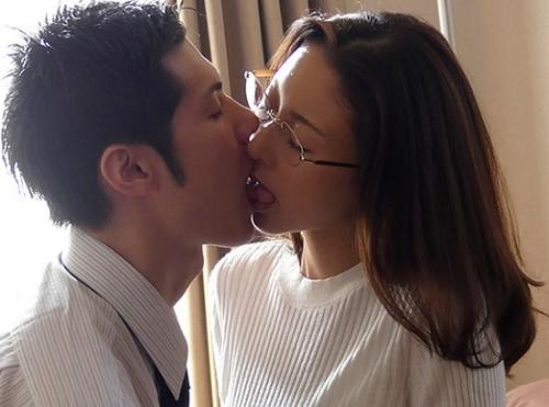 ［人妻×巨乳］ピストンの動きと合わせて乳を揺らしてしまう自分に興奮し乱れ狂う美乳妻