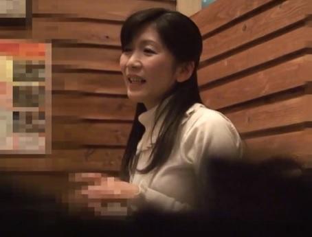 《黒パンスト熟女ナンパ》熟れ妻が硬いペニスが見る見る奥まで食い込んでくる快楽にトロンとしちゃう