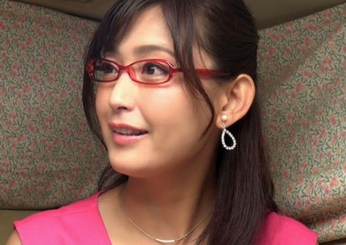 【中出し人妻ナンパ】隠れ美乳をポロリし吸われペニスを頬張り子作りしちゃう奥さん