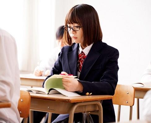 ［女子校生×乱交］トップレベルのスケベさで潮を吹き激しい突きにイキイキ状態になり快楽に果てたカワイイ生徒