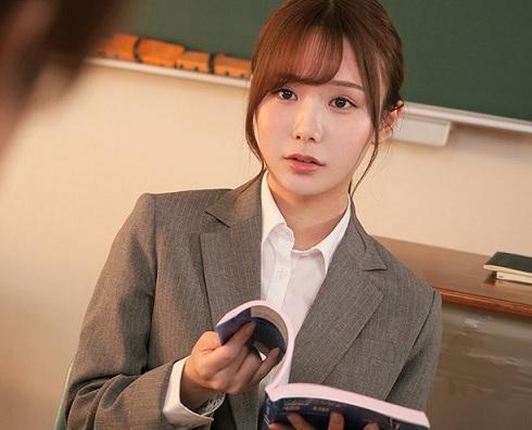 ［女教師×ベロチュー］嘘のつけないカラダは愛液をタップリと滴らせ、生入れ交尾をスタートする美人教師
