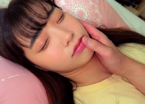 【ハメ撮り中出し】暴走する野蛮なちんぽが奥までめり込み漏らしまくって孕ませられる美少女