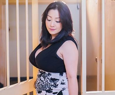 《顔射騎乗位》熟姉さんが硬いちんこが段々と奥まで食い込んでくる快楽にトロンとしちゃう