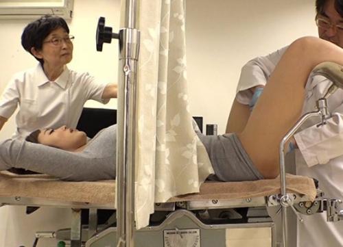 ［人妻×いたずら］過敏なワレメからまん汁垂れて深ーい挿入からの腰振りで涎を垂らしイキ狂う美乳妻