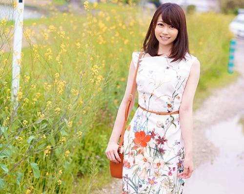 ［人妻×デビュー］唾液絡みのフェラと大胆に開いた脚間への激しいピストンで興奮が止まらない美乳妻