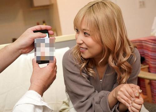 ［素人ナンパ×カップル］ クリクリした目で視線を交わし官能的な表情で男性とのセックスに没頭する美乳GAL