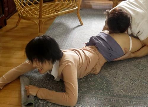 【イラマチオレイプ】豪快に突き刺さる鬼畜マラに限界超えてイキ果てる奥さん