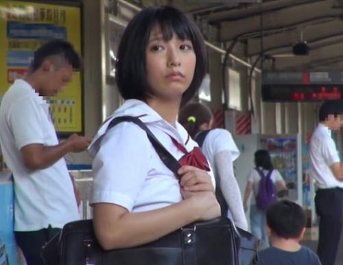 《ベロチュー痴漢》艶肌女子高生が近寄りたくもない鬼畜にお股を開かされてねじ込みピスの運命に身を委ねてしまう