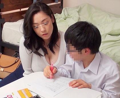 《筆おろし熟女》美人奥さんが鍛錬されたご奉仕プレイを十分に発揮しながら激しく絡み合う