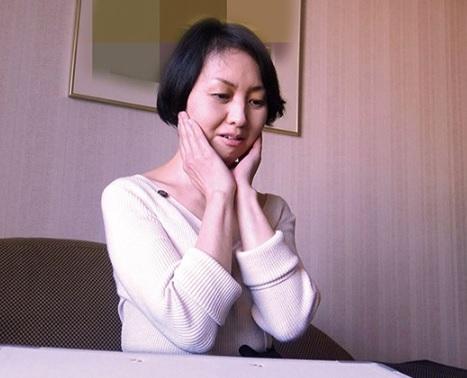 《貧乳人妻》おっぱい妻が唾含んだフェラチオと太ももを開いたままの感激ピスで絶頂止まらない