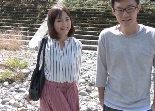 【四十路ベロチュー】苦味ある体液を噛み締めヨダレで包んだ男性器を噴射させるエロ妻