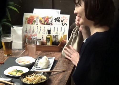 【エロ動画バック】美味しそうに唾液まみれで舐め散らかし美乳ボディをクネらせ喘ぎまくるエロ妻