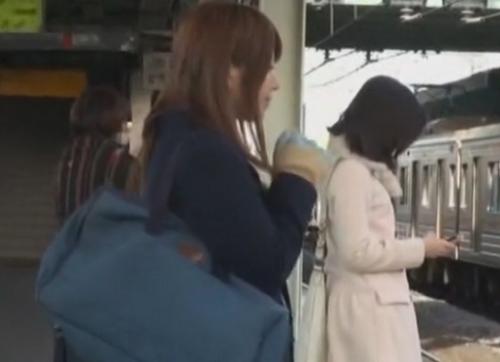 【女子校生レズ】びっちょり股間を吸い込みながら下半身丸出しで擦りまくる美少女