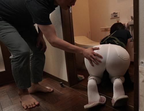 《フェラ家政婦》熟れ妻が綺麗なおっぱいをチラつかせ触れた相手のお股付近を喜ばす