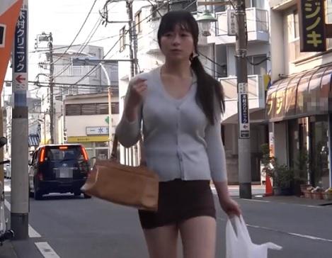 《乳首責めベロチュー》美人奥さんが時間流れる都度にエロスを開放していき我も忘れて過剰にイキ果ててしまう