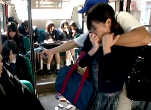 《バックイラマチオ》艶肌女子高生が性犯罪者相手の強烈なピストンに合わさってしまい乳揺れで屈しちゃう