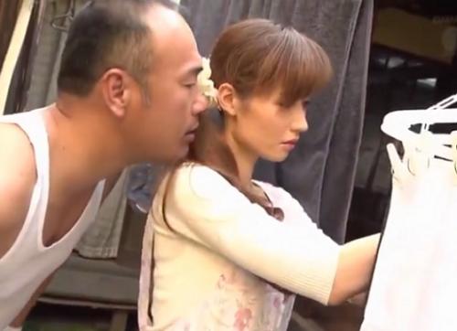 【スレンダーNTR】自慢のフェラテク奉仕しては股間を開き子宮ごと貫かれちゃう奥さん