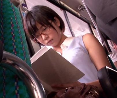 《イラマチオ痴漢》艶肌女子高生が相手の微かに残った理性もトロトロにさせメンタルごと屈服させる