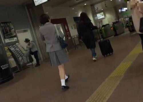 《女子校生お漏らし》艶肌女子高生が相手の為にとことん尽くすように甘い誘惑で溺れさせ極限発射を誘発しちゃう