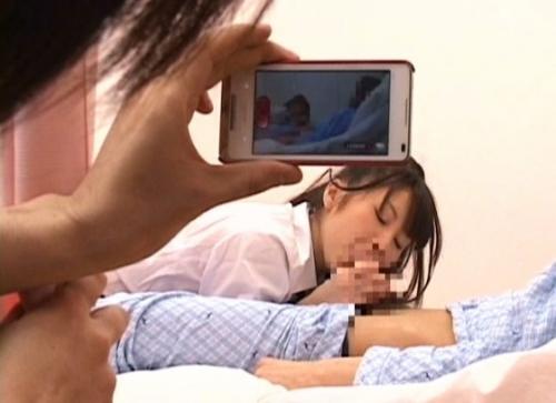 【お見舞いNTR】寝てるカレがいる為に周りの人に助けを求めれずに大人しく性被害に合う10代娘