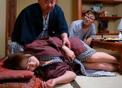 【熟女NTR】酔った美乳ボディを弄ばれ混じり合い悶えて膣内射精されてイク美乳妻