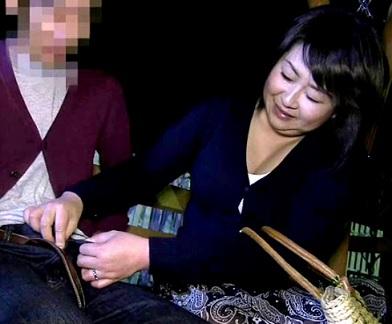 《フェラ抜き人妻》おっぱい妻が狙った体液を出して欲しいと根こそぎ愛して搾り取っちゃう