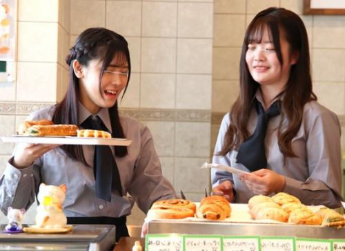 【痴漢声我慢】働くカフェで無理やりペニスを咥えさせられ次第に求め昇天するおんなの子