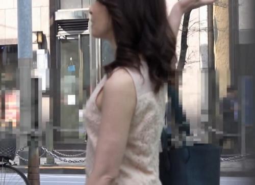 【熟女逆ナンパ】夫に内緒で豪快にゴム無しセックスを繰り返し妊娠危うい美乳妻