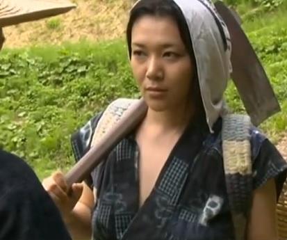《ドラマ野外》美熟女がマナーの悪い最低な男性に無理くりパコられて理性保ちきれない