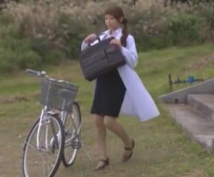 《正常位イラマチオ》AV娘が近寄りたくもない鬼畜にお股を開かされてねじ込みピスの運命に身を委ねてしまう