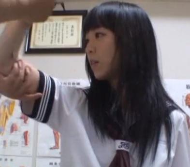 《バックマッサージ》エロ女子生徒が迫りくる性的な毒牙に引っかかり腰が不自然にクネって捩らせて強姦される