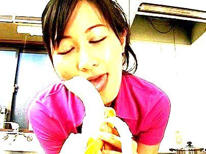 ＜ヘルパー！＞「す、スゴイノ…バナナ～♡」女介護師がエロ杉！まさかのオチンポジュポフェラしちゃうゾ！！(アダルト動画)