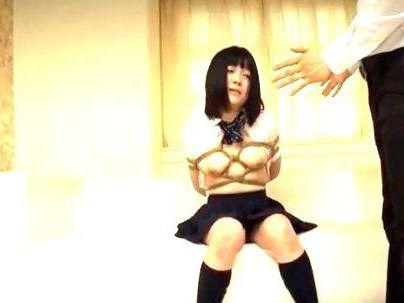 ＜催眠ファック！＞「童顔で・・・この体？」清楚なのに巨乳の制服女子！縛られてエロ行為に持ち込まれるぞ！！！