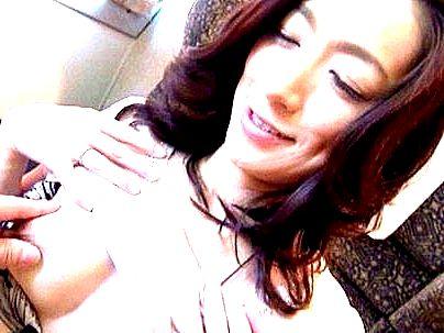 ＜不倫！＞「スゴイノ…」上品な感じの美乳美魔女奥さん！電車でエチエチたまんね～(アダルト動画)