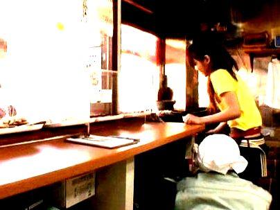 ＜若妻！＞「え？・・・ダメ声でちやうの…」焼き鳥店で働く色っぽい奥さん！接客中にエチエチ興奮してっゾ！！