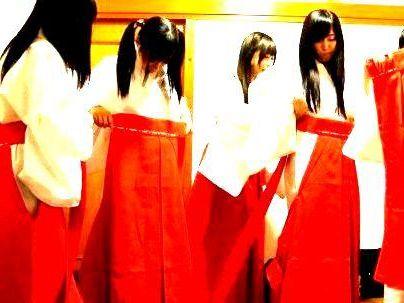 ＜巫女修行！＞「ニギ、ニギ、ニギニギ・・」滅茶苦茶可愛い巫女たち！乱交sexシチャウゾ！！！