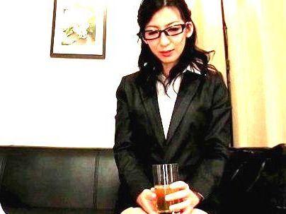 ＜淫酒！＞「少し酔ってきたの…」普段は真面目なメガネ女上司！酒飲んでべろんべろんエロ行為に！！！