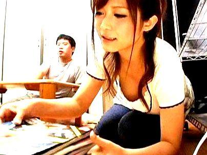 ＜お手伝い！＞「え？AVなの…♡？」お手伝いの可愛いおねえちゃんにAV見せて興奮！勿論やっちゃうぞ！！