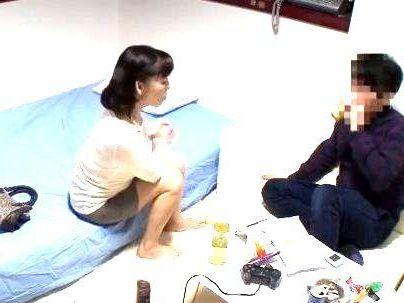 ＜50代熟女！＞「ババア・・・盗撮とかｗ！」性欲高めのオバサン熟女！隠し撮りエロ行為で浮氣交尾しちゃうゾ！！