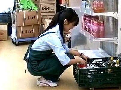 ＜スーパー店員！＞「ヤメテクダサイ・・・」清楚な感じの店員さん！痴漢行為で犯されレイプされっぞ！(アダルト動画)