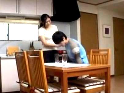 ≪人妻熟女≫【いけないわ…】真面目そうな人妻熟女のママ！甥っ子と近親ファックに発展すっぞ！！！