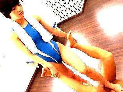 ＜向井藍！＞「ほらほら…♡」競泳水着姿のスレンダー美乳ショートカット彼女！M男の彼氏いじめちゃうぞ！！！
