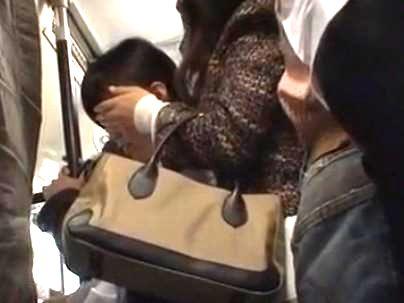 ≪痴漢≫【声が出せない状況で・・・】娘を守る人妻奥さん！痴漢師に犯されレイプされっぞ！！！！