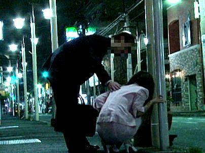＜OL連れ込み！＞「大丈夫ですか？ヒヒヒ・・・」酔いつぶれてるOL発見！助けるふりして犯しちゃうぞ！ケケケ・・・！