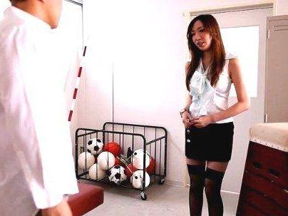 ＜女教師！＞ダメですよ・・・こんなとこで…色気半端ない新任教師！同僚の先生チンポでバックファック(無料エロ動画)