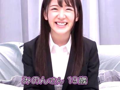 ≪くすぐり我慢企画！≫【牛乳履かなきゃ１００万だお～！】リクルート姿の可愛い女子！ＭＭ号乗車でもちやられるぞ！！