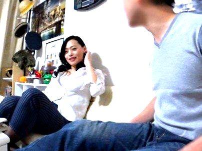 ＜連れ込んで！＞「ババア・・・興奮！」口説かれた人妻熟女奥さん！やり部屋で浮気ファックしちゃうゾ！！