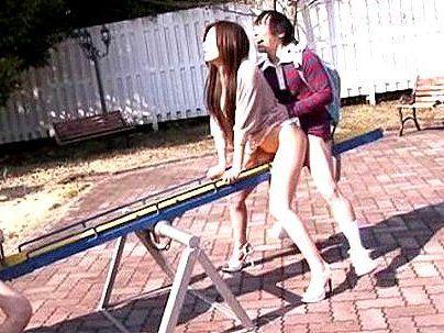 ＜ママ！＞「だめよ、動かさないで…」公園で子供と遊ぶマッマ！まさかの息子のムスコがマンコ挿入シチャウゾ(無料エロ動画)