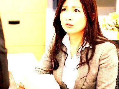 ＜美魔女OL！＞「イケないの…に！」豪雨で会社の後輩とホテルチェックイン！流れでエロ行為発展シチャウゾ！
