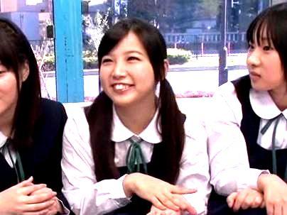＜マジックミラー号＞「おっきいね…♡」修学旅行で来たうぶな女子達！ＭＭ号乗車でデカちんぽ見て興奮してっゾ！！！